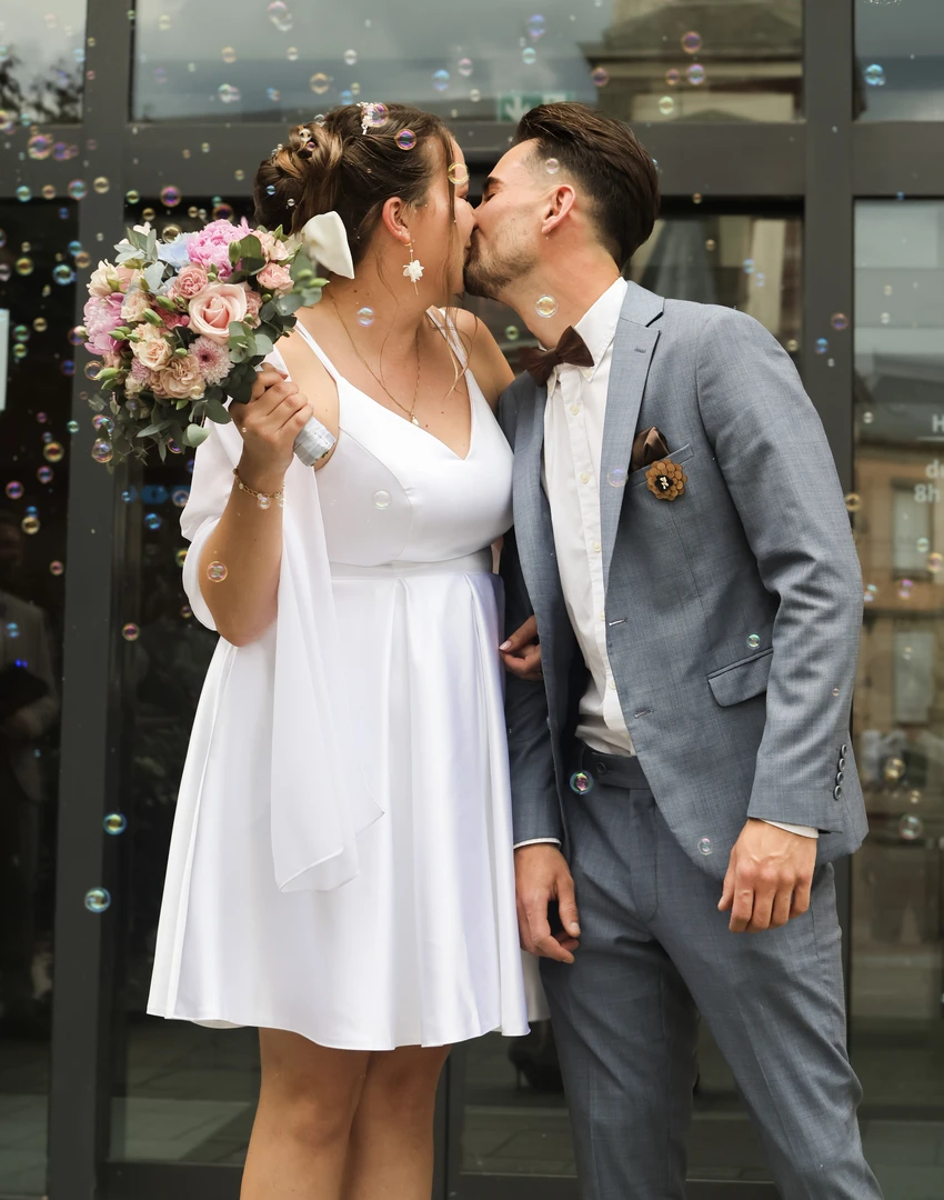 Photographe de mariage à Strasbourg – couple s'embrassant sur le parvis de la mairie