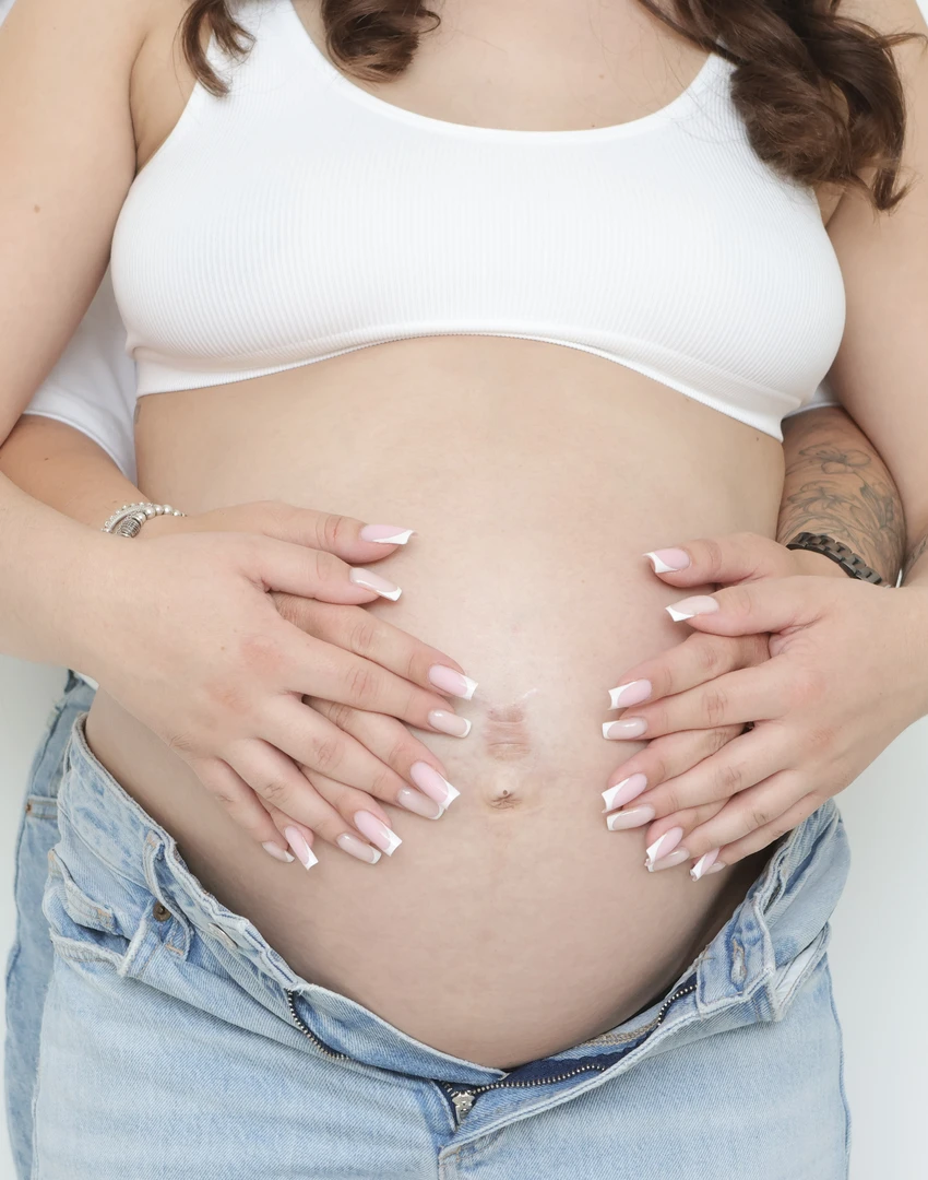 Séance photo grossesse entre deux amies réalisée à Strasbourg