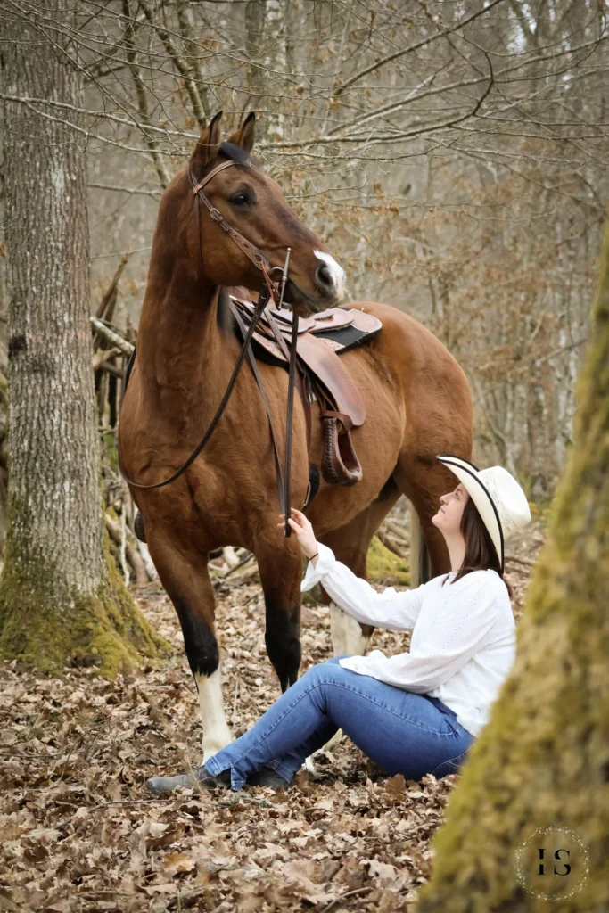 Un cliché d'une femme et son cheval en pleine forêt Alsacienne.